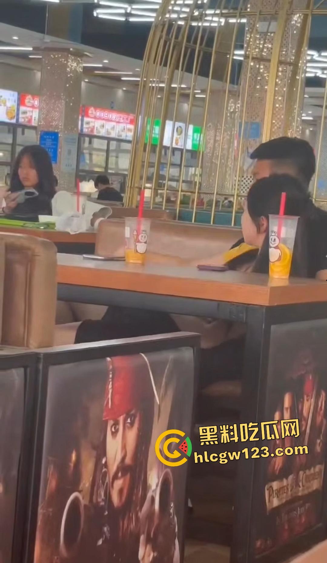 青岛技师学院食堂惊爆狗男女口交，蜜雪冰城边喝边舔，精子果茶就此诞生！-8