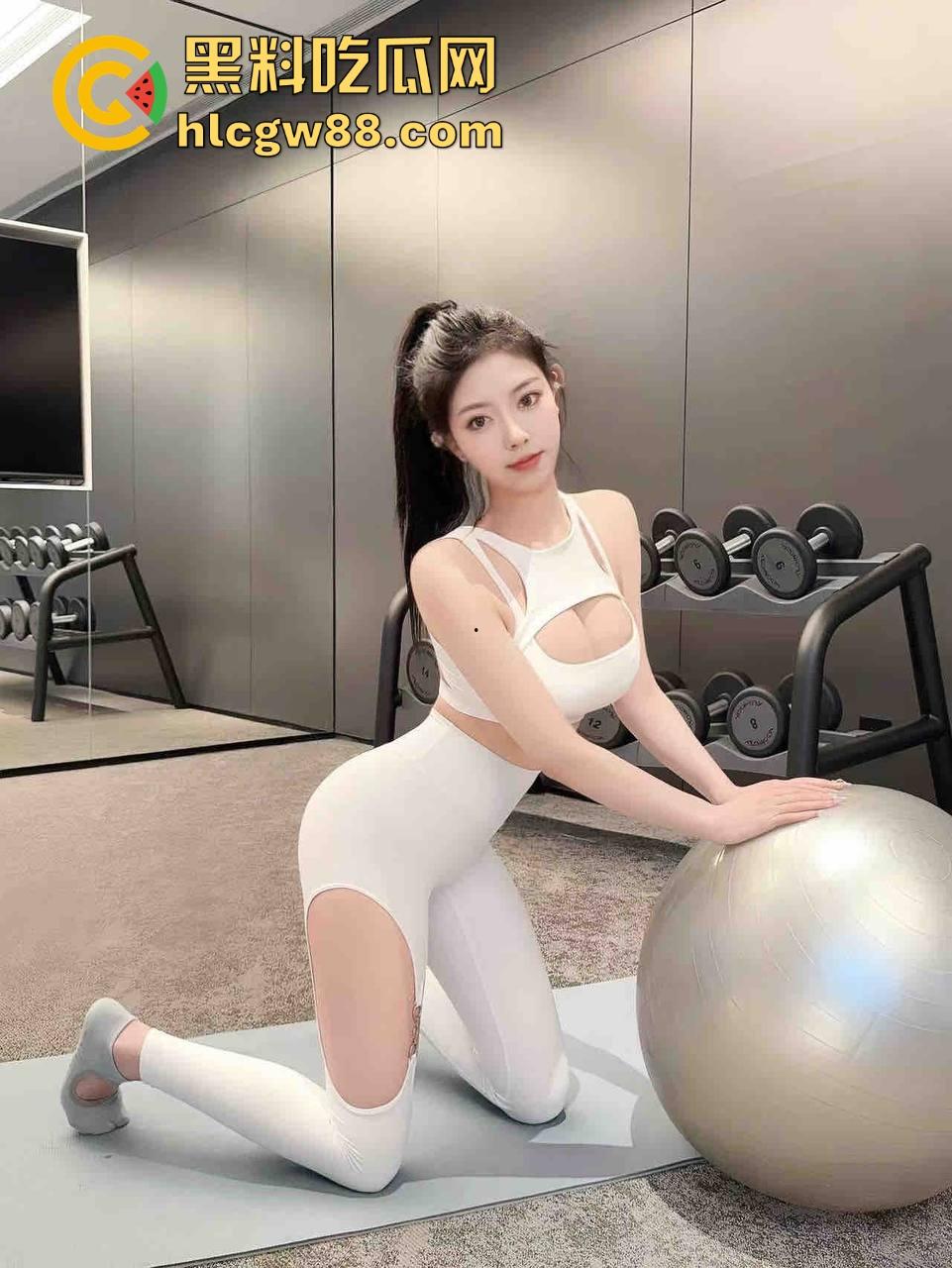 广州公园野战新玩法，骚货女在摇摇椅上浪叫不止，春天才刚暖，这就忍不住出来嗨了？-1