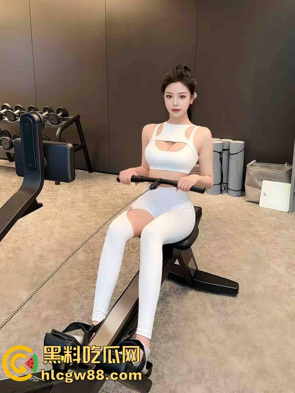 广州公园野战新玩法，骚货女在摇摇椅上浪叫不止，春天才刚暖，这就忍不住出来嗨了？-5