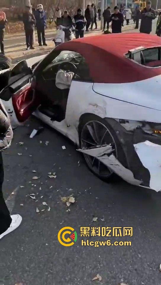 河南灵宝开源大道车管所发生重大车祸事故！保时捷三蹦子狭路相逢，碎片到处是 据说人也碎碎平安了-3