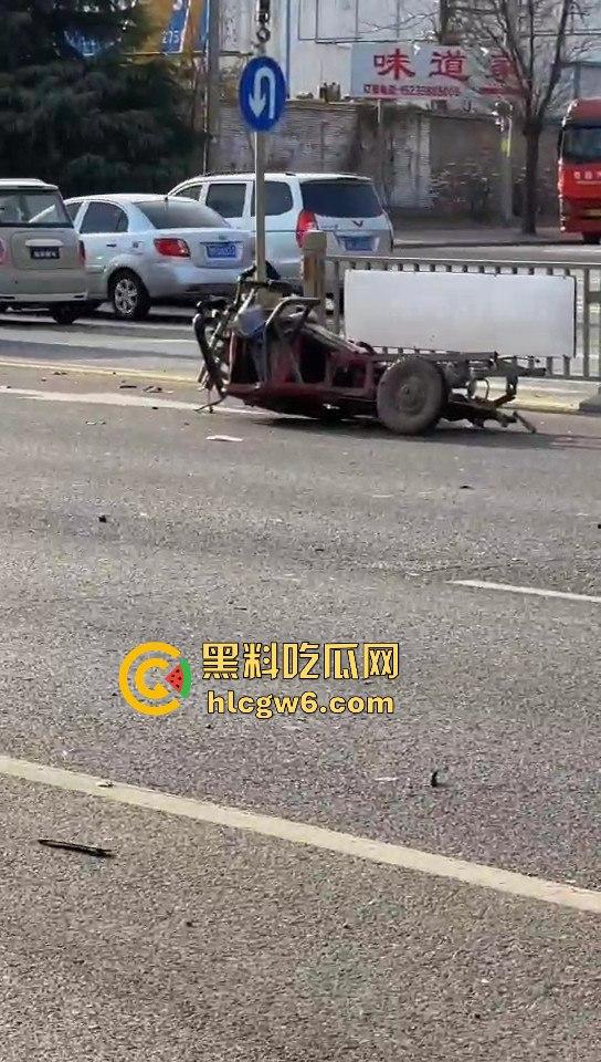 河南灵宝开源大道车管所发生重大车祸事故！保时捷三蹦子狭路相逢，碎片到处是 据说人也碎碎平安了-8