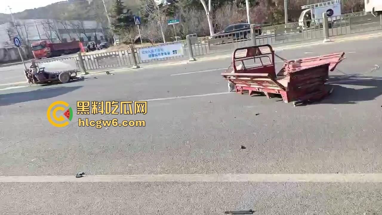 河南灵宝开源大道车管所发生重大车祸事故！保时捷三蹦子狭路相逢，碎片到处是 据说人也碎碎平安了-9