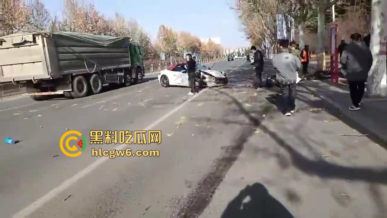 河南灵宝开源大道车管所发生重大车祸事故！保时捷三蹦子狭路相逢，碎片到处是 据说人也碎碎平安了-11