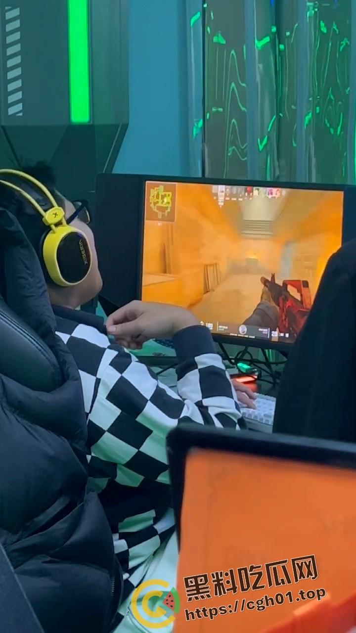 真野生网络喷子  舌战群儒 一个人骂的队友全回不上话！-3