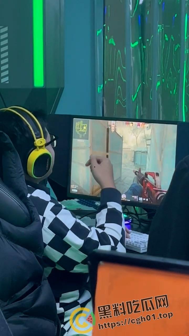 真野生网络喷子  舌战群儒 一个人骂的队友全回不上话！-4