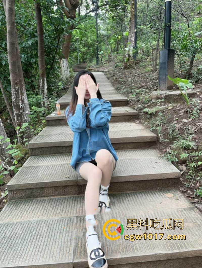 河南高挑骚逼营销【陈奕莹】清纯少女私下却是淫荡的母狗，在家发骚与人裸聊等操，全程露脸揉搓，这逼是真的黑啊！-2