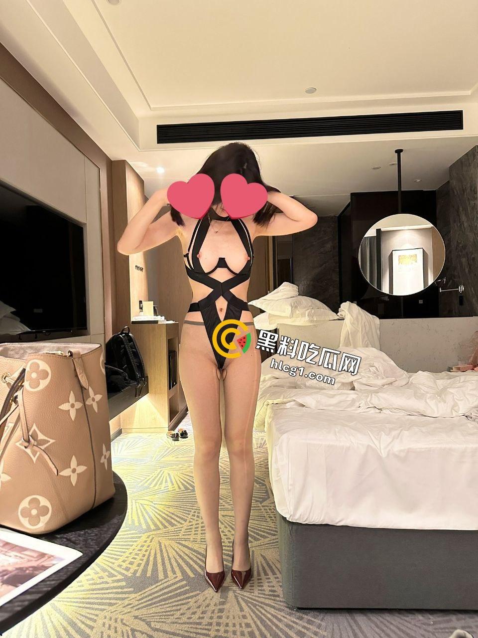 常州大学05年生被调教一年半，终成合格母狗，来到喜来登玩露出尽显 K9 本性！-14