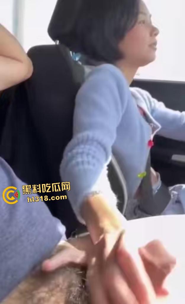 什么年代了还在开手动挡?女子单手开车竟是在撸老公短屌,把鸡巴当手动挡来挂挡,还在车内挤奶摸胸!-8