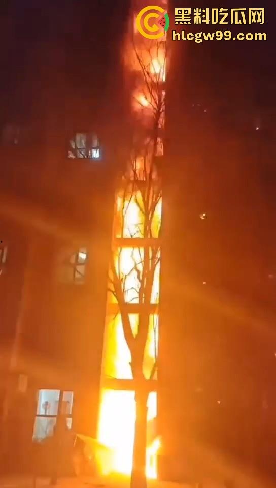 河北石家庄惊现火灾,据说是老头老奶积攒多年的纸箱着火的,现场火光冲天极其混乱!-1