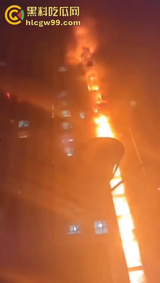 河北石家庄惊现火灾,据说是老头老奶积攒多年的纸箱着火的,现场火光冲天极其混乱!-2