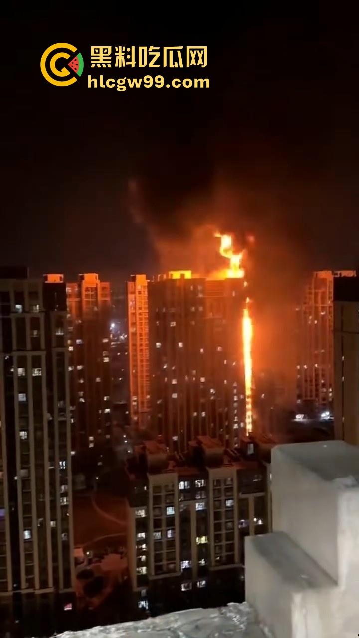 河北石家庄惊现火灾,据说是老头老奶积攒多年的纸箱着火的,现场火光冲天极其混乱!-4