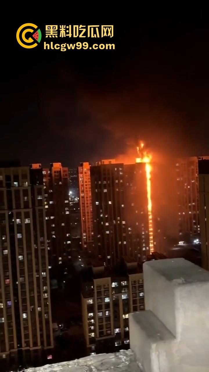 河北石家庄惊现火灾,据说是老头老奶积攒多年的纸箱着火的,现场火光冲天极其混乱!-6