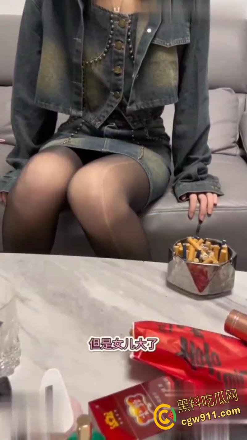 迷奸女儿包臀裙黑丝老师，春药上头高跟鞋跪地口交，翘臀母狗被无套内射，人民教师也一样骚！-1