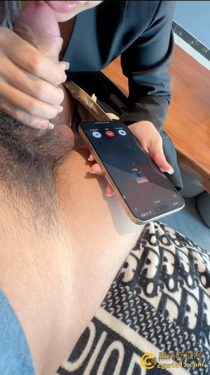 与兄弟老婆偷情，跑货车的发小突然打来电话，骚母狗竟然接着电话吞吐鸡巴，趴在窗户上被我猛猛抽插 ！-3