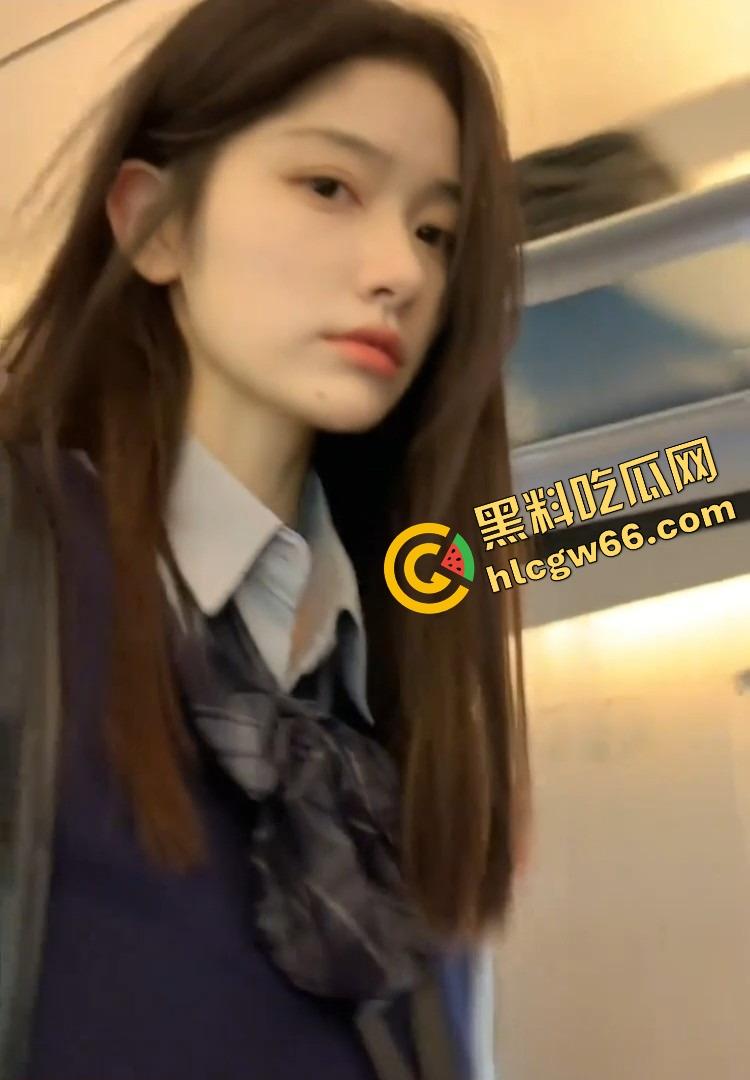 260W女网红【百万个垃圾桶】早期福利照流出大尺度裸照被疯狂翻出，互联网真他妈记得！-4