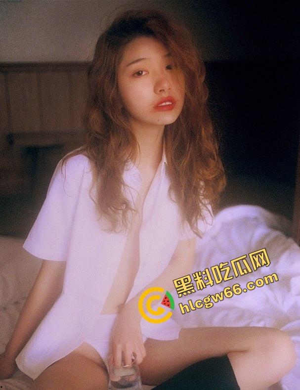 260W女网红【百万个垃圾桶】早期福利照流出大尺度裸照被疯狂翻出，互联网真他妈记得！-6