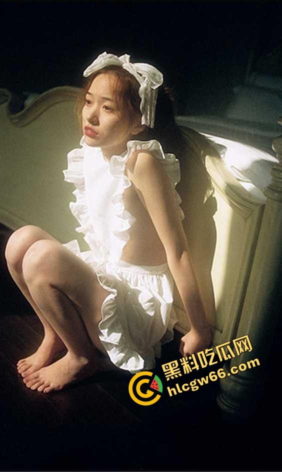 260W女网红【百万个垃圾桶】早期福利照流出大尺度裸照被疯狂翻出，互联网真他妈记得！-7