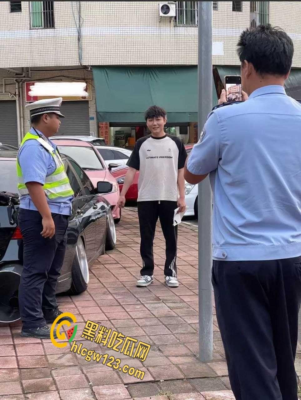 广东汕头一改装车上路被警察叔叔拖走，路人直呼这多大排量，排气管能塞进两个头！-7