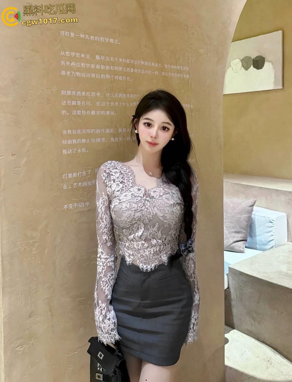 下午硬的受不了，把牛仔裤巨乳姐姐约出来，前凸后翘超长深沟，巨乳饱满主动骑乘，蜜穴在镜头前被肆意抽插！-1