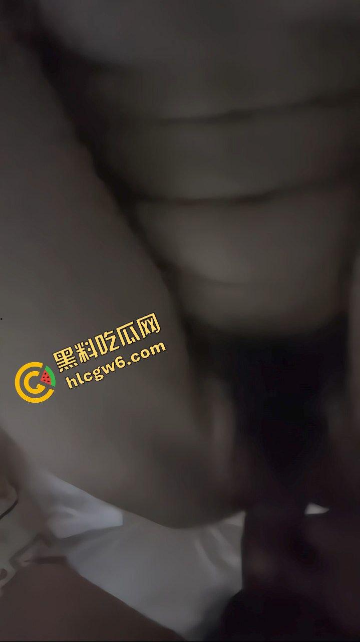 达州中医药大专金发碧眼反差骚鸡『林婧涵』口交大哥极致吸吮 抱着直插骚逼玩3P！原创曝光流出！-3