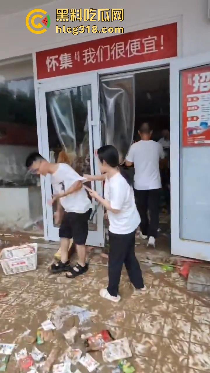一场水灾，人性尽显！广东肇庆怀集水灾后，赵一鸣零食店遭到疯抢，竟然在广东看到0元购！-4