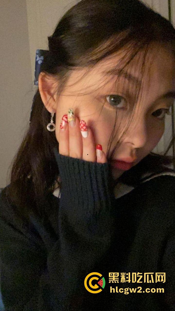 香港巨乳学霸『孟雪梨』奶子大到让人上火！双大奶能让课堂全校性骚动，教授都想钻进她奶里拱一拱！-4