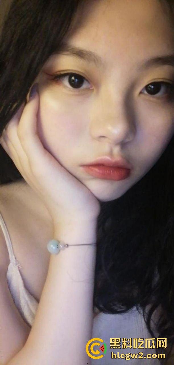 香港巨乳学霸『孟雪梨』奶子大到让人上火！双大奶能让课堂全校性骚动，教授都想钻进她奶里拱一拱！-11