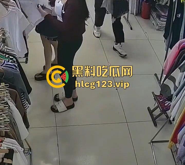 国服快枪手出手！商场里对鲨鱼裤妹子来了一发，美女懵逼问为什么往我裤子上喷水？-2