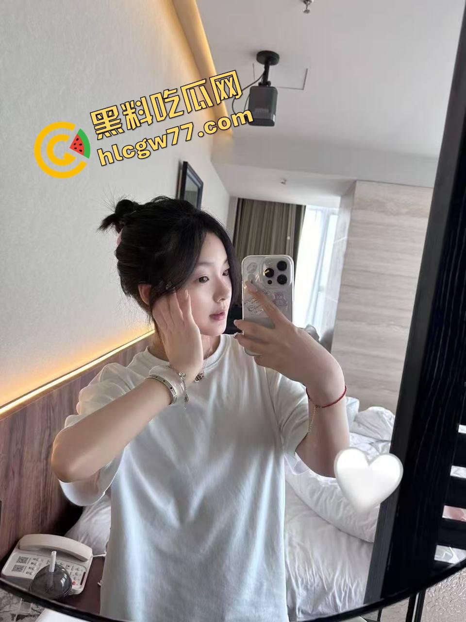 京城富哥G哥御姐嫩妹通杀调教,夜夜换女不重样,兄弟联动双人轮番喂鸡,豪宅开啪局征服全京骚逼!-5