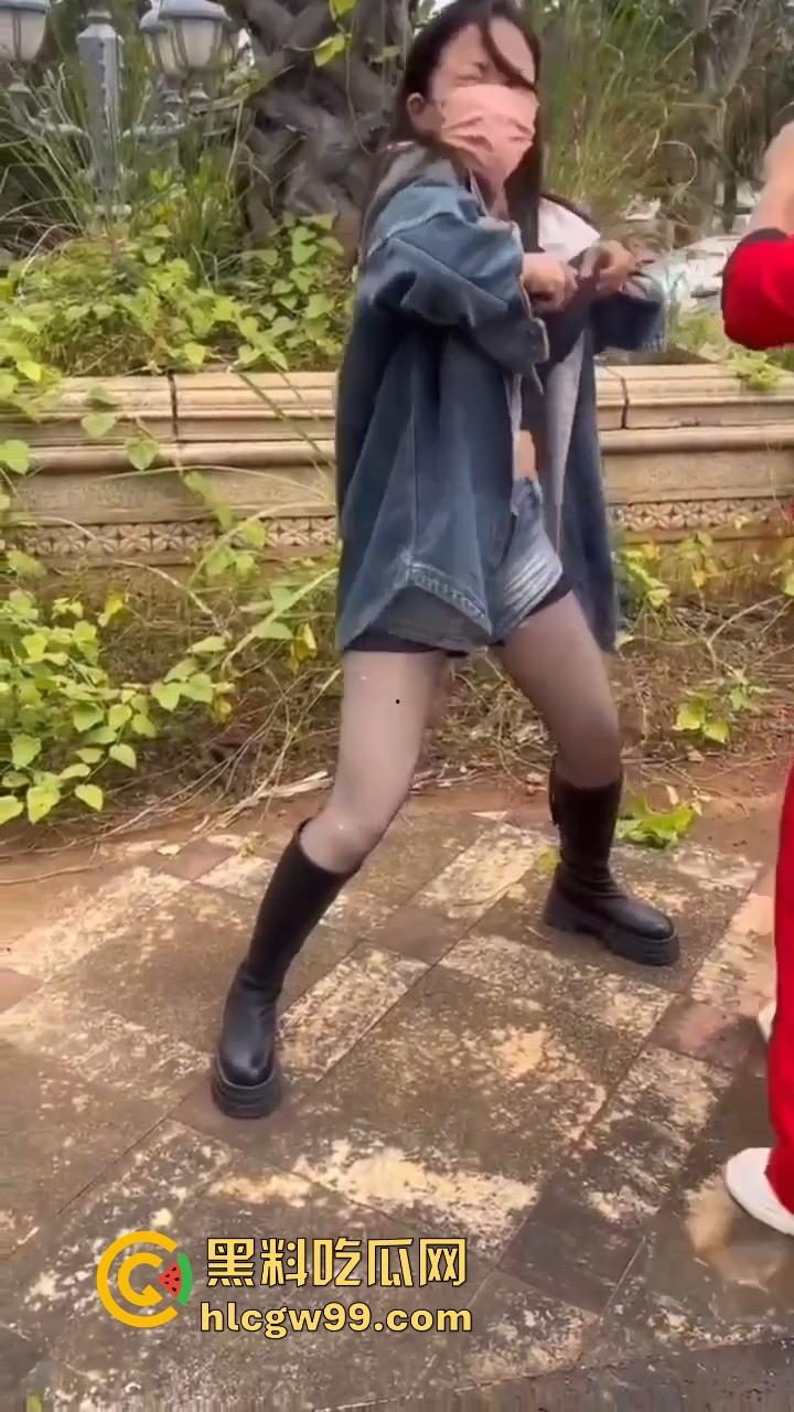 有见过鞭炮炸奶的吗？广西表妹为流量不惜亲身上演，隔着屏幕都觉得疼，内容炸烈！-9