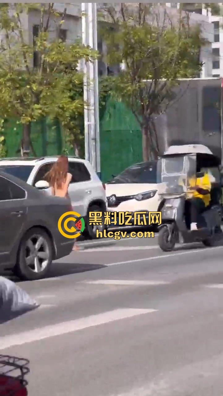 郑州惊现裸女出街，疑似LOL比赛BLG输给T1后赌气裸奔！肥臀当街晃眼，女子抖音『 Jing婧 』目前已销号!-8