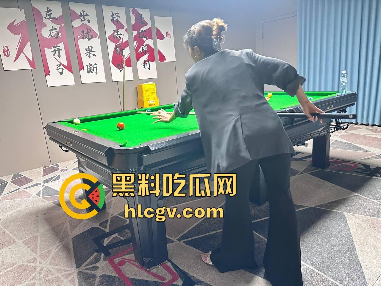 台球厅包房大战足模『赵郑云』！灵巧玉足勾魂，沙发后入正爽时突然有人敲门，瓜友吓得差点软了！-9