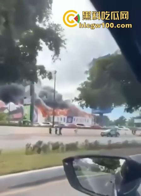 墨西哥 锡那罗亚州突发火灾，现场堪称恐怖末日快速摧毁房屋 极具吓人！-2