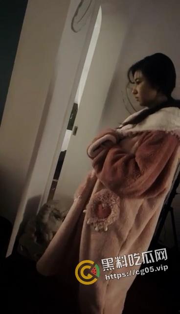 年度捉奸TOP1！满地套套和情趣内衣 女子见到老公还笑 真是不要脸-9