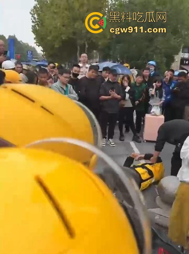 重庆大学城老女人街头醉打美团小哥，踩头踩脸侮辱，打断三根肋骨，小哥全程未还手，这大姐打完人还极其嚣张！-1