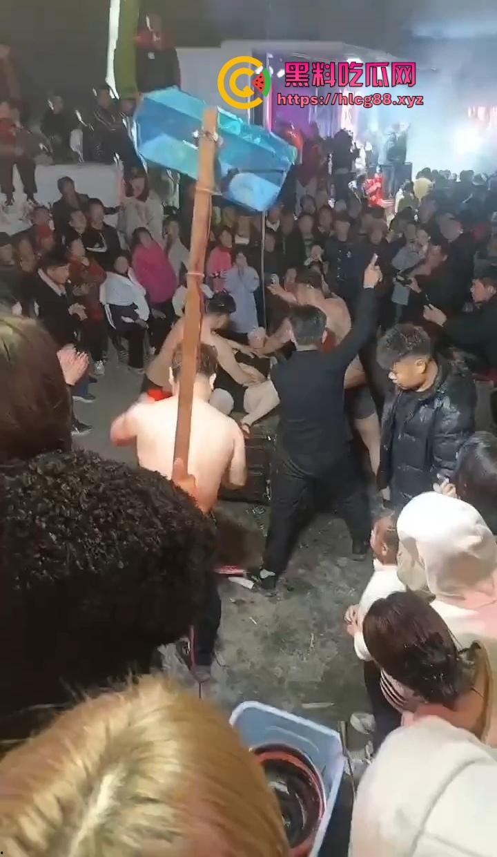 安徽马鞍山丧事变蹦迪？白事喇叭班低俗表演，现场胸口小奶碎大石，脖子顶钢筋这送走的是人还是在送欢乐？-1