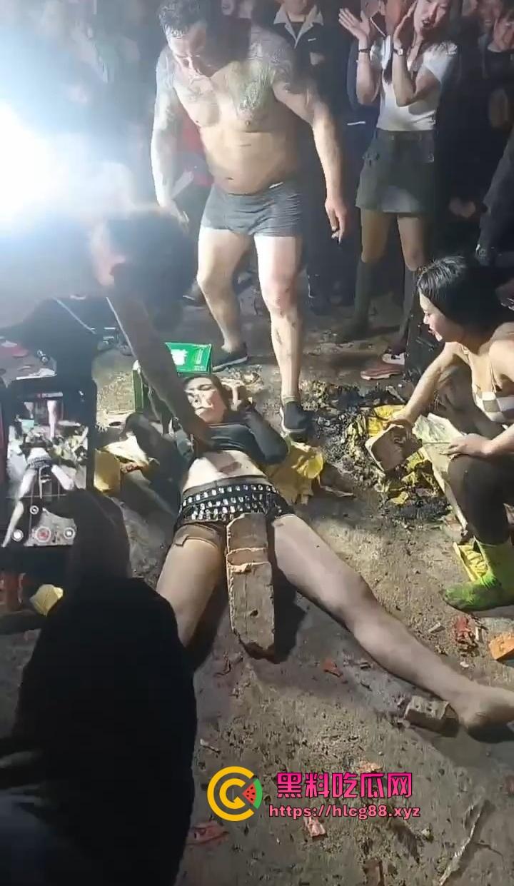 安徽马鞍山丧事变蹦迪？白事喇叭班低俗表演，现场胸口小奶碎大石，脖子顶钢筋这送走的是人还是在送欢乐？-5