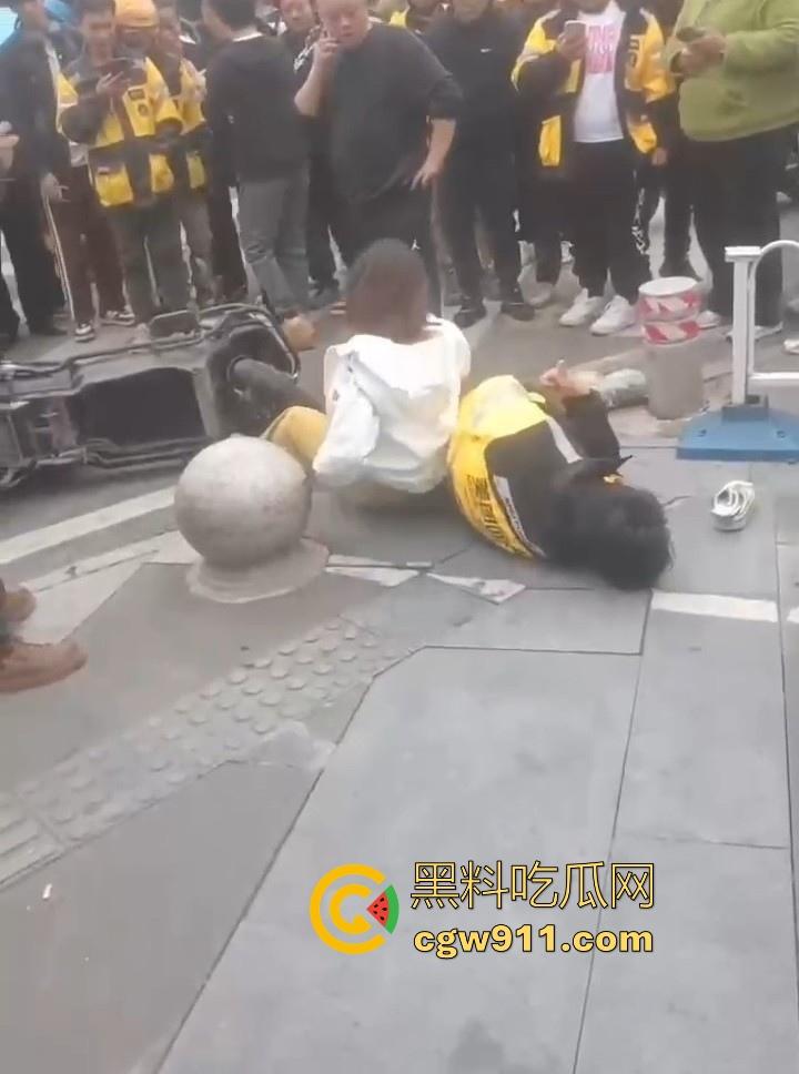 重庆大学城老女人街头醉打美团小哥，踩头踩脸侮辱，打断三根肋骨，小哥全程未还手，这大姐打完人还极其嚣张！-8