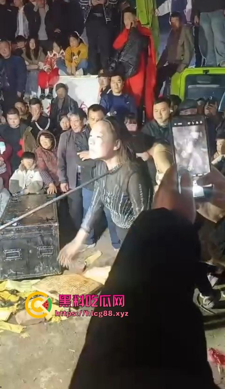 安徽马鞍山丧事变蹦迪？白事喇叭班低俗表演，现场胸口小奶碎大石，脖子顶钢筋这送走的是人还是在送欢乐？-10