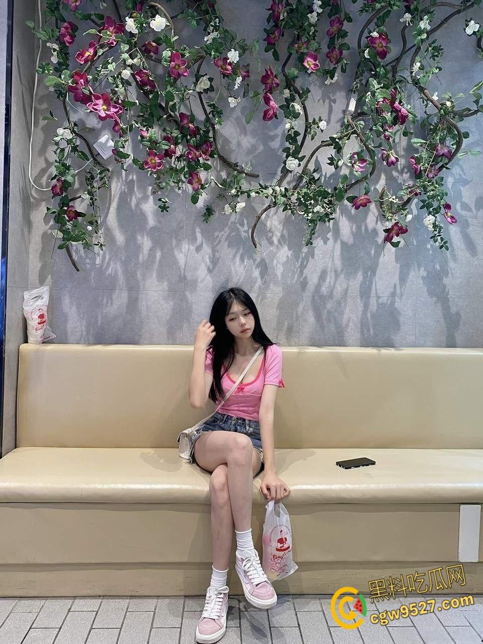 网恋同城学生妹，初次见面约会上课，带到教室顶楼后入爆操，操嘴跟操飞机杯一样，大学生好骗又好玩 !-2