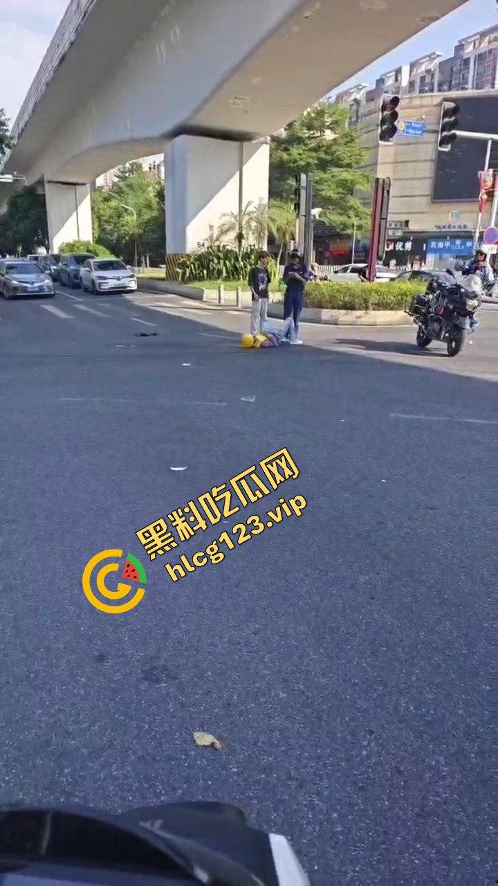 广州海珠区车祸惨烈，外卖小哥血溅当场，车子翻得都认不出来！-6