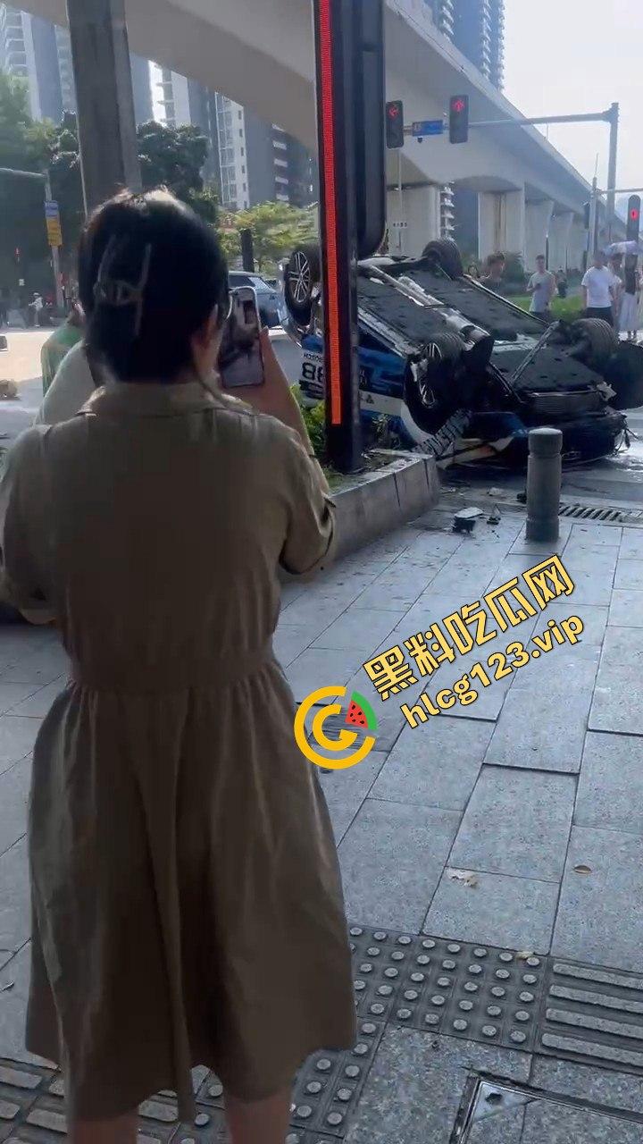 广州海珠区车祸惨烈，外卖小哥血溅当场，车子翻得都认不出来！-10