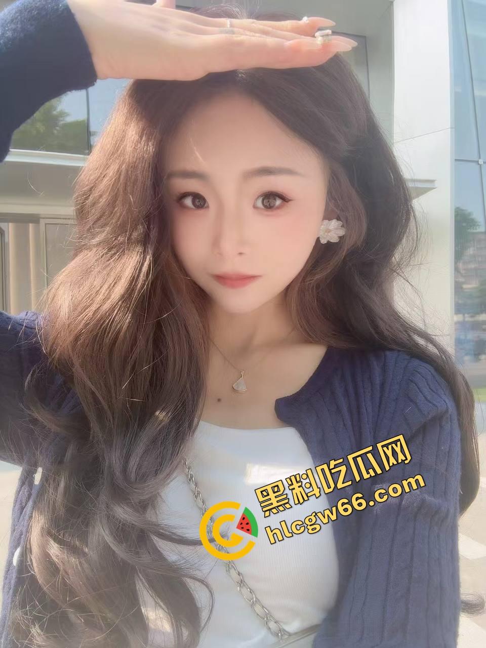 桌上吃肉，桌下吃逼，绿帽哥请兄弟草自己老婆边吃边拍，骚妻水流成河，火锅秒变淫锅！-1