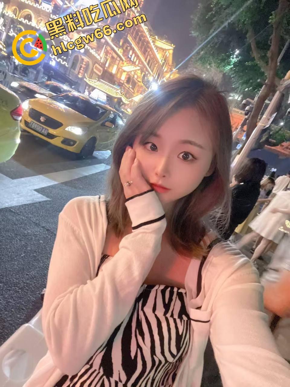 桌上吃肉，桌下吃逼，绿帽哥请兄弟草自己老婆边吃边拍，骚妻水流成河，火锅秒变淫锅！-2