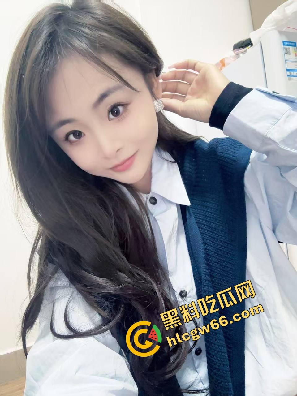 桌上吃肉，桌下吃逼，绿帽哥请兄弟草自己老婆边吃边拍，骚妻水流成河，火锅秒变淫锅！-3