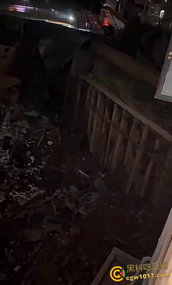 湖南邵阳资江小学深夜坍塌惨剧，违规施工野狗刨坑挖烂地基，操场撕裂大口教学楼咔嚓墙角炸裂，幸无孩子砸伤！-1