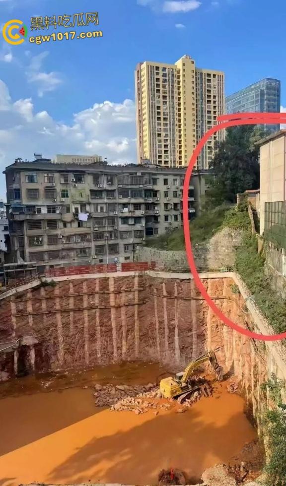 湖南邵阳资江小学深夜坍塌惨剧，违规施工野狗刨坑挖烂地基，操场撕裂大口教学楼咔嚓墙角炸裂，幸无孩子砸伤！-3