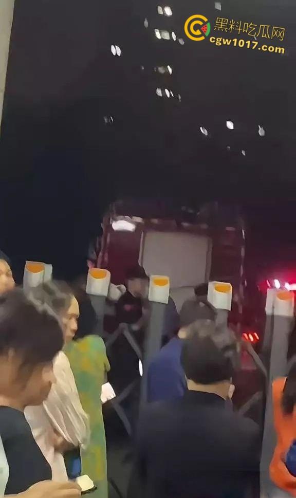 湖南邵阳资江小学深夜坍塌惨剧，违规施工野狗刨坑挖烂地基，操场撕裂大口教学楼咔嚓墙角炸裂，幸无孩子砸伤！-5