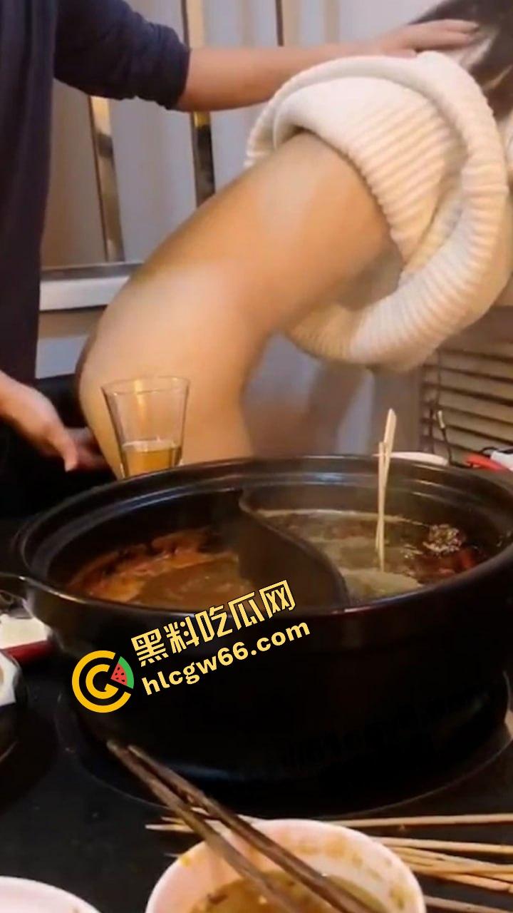 桌上吃肉，桌下吃逼，绿帽哥请兄弟草自己老婆边吃边拍，骚妻水流成河，火锅秒变淫锅！-10