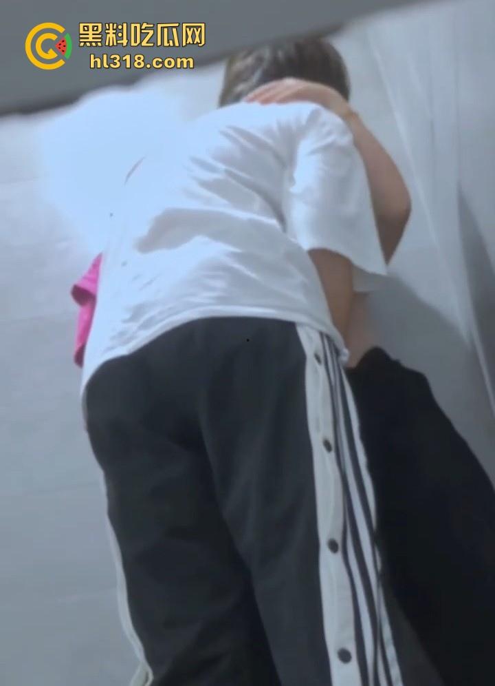 大学校园厕所偷拍，偶遇拉拉厕所扣穴偷情，没鸡巴假装硬顶，真想上去帮她插一下，真是暴殄天物！-6